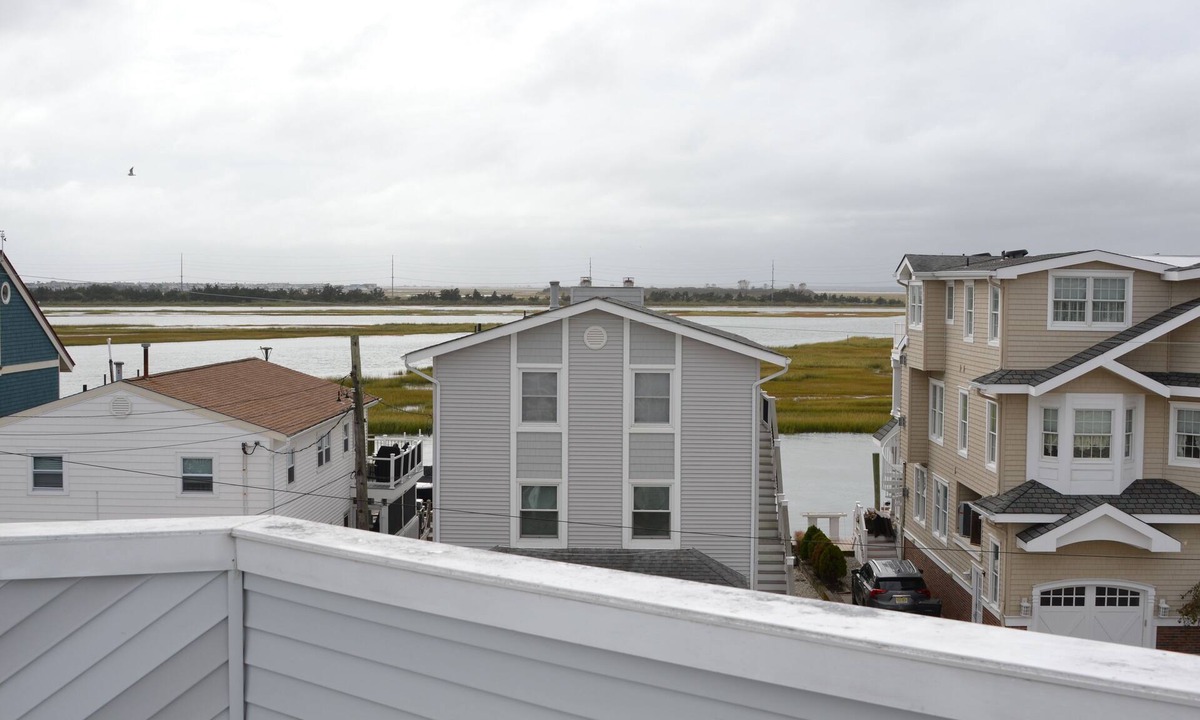 Avalon House | This multi-level townhome offers a unique layout and panoramic bay views from a rarely available rooftop deck.