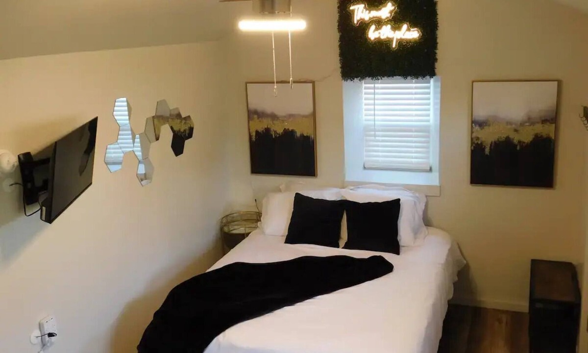 Helm Farm House | This must be the place - OKC- walking distance to western ave.