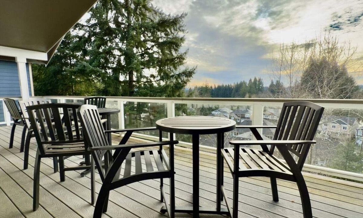 Tumwater House | This spacious residence is perfect for families and professionals, featuring an open layout, a dedicated workspace, and a large deck with a BBQ. Enjoy a fully equipped kitchen and a private y suite. Comfortably designed for extended stays, this home