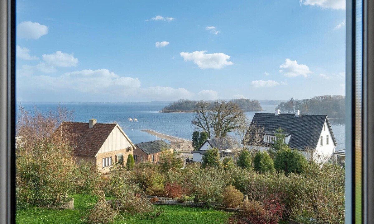 Sonderhav House | This spacious vacation home welcomes you in a fantastic location on the Flenburg Fjord.