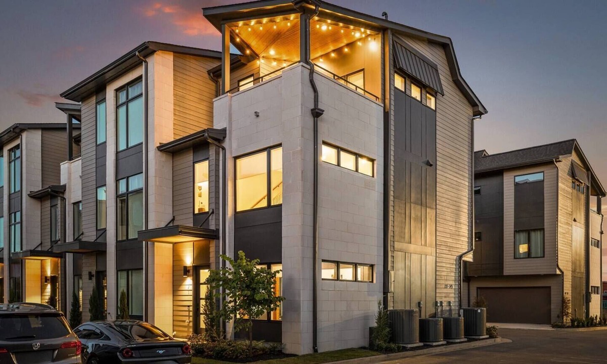 Chattanooga House | This townhouse is a 5 bedrooms, 5.5 bathrooms, located in Chattanooga, TN.
