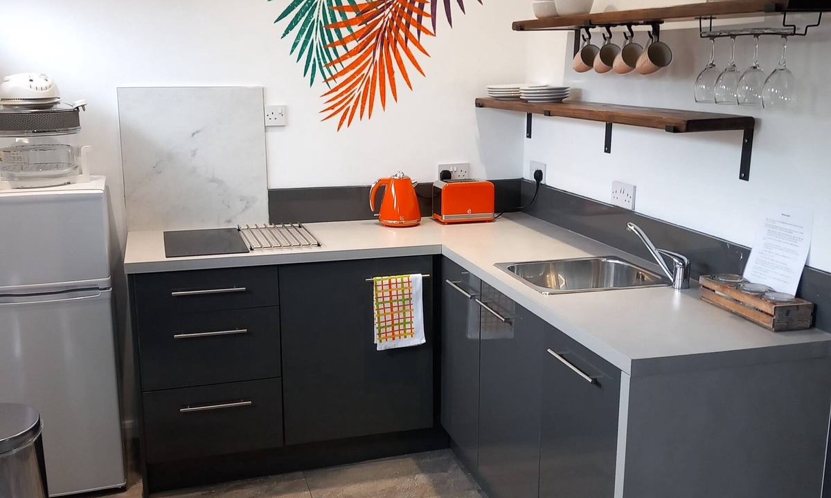 Claypole Apartment | Thistles - Private Entrance Studio