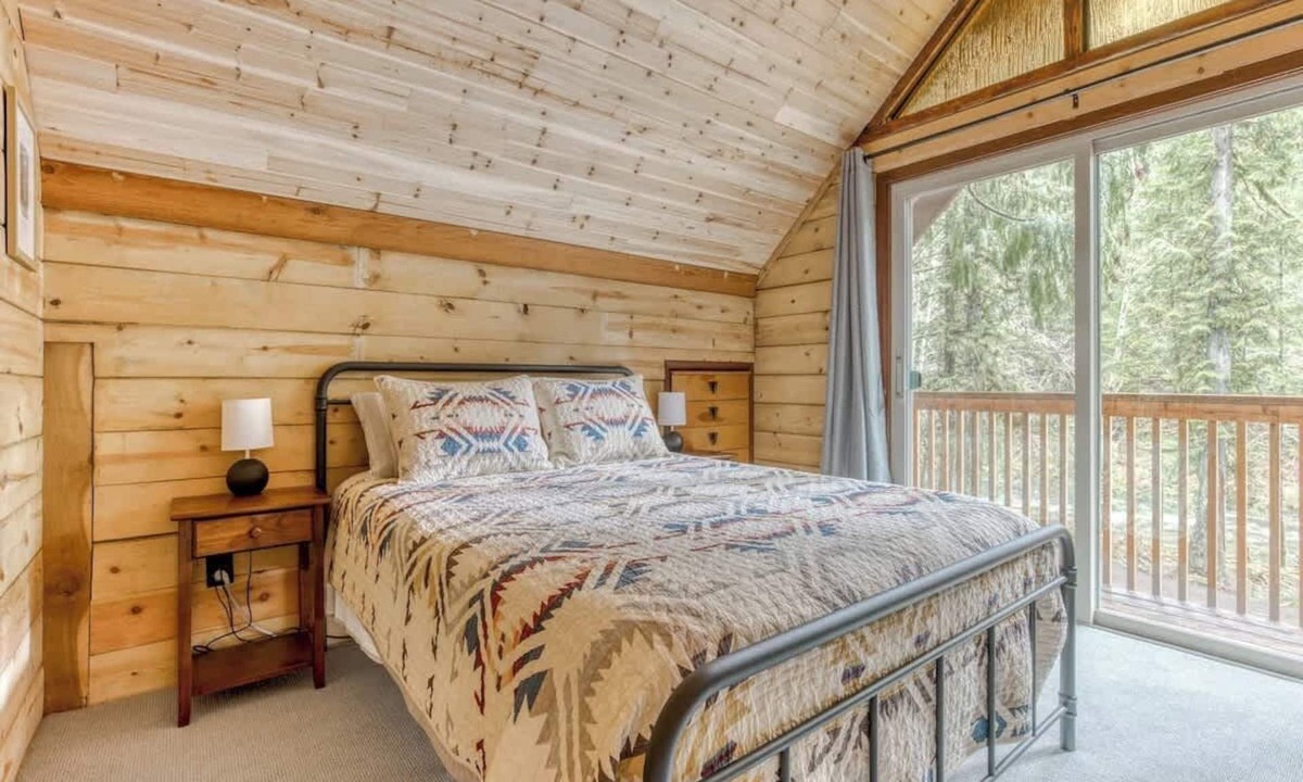 Welches House | Thompson Cabin - Riverfront - Pet Friendly