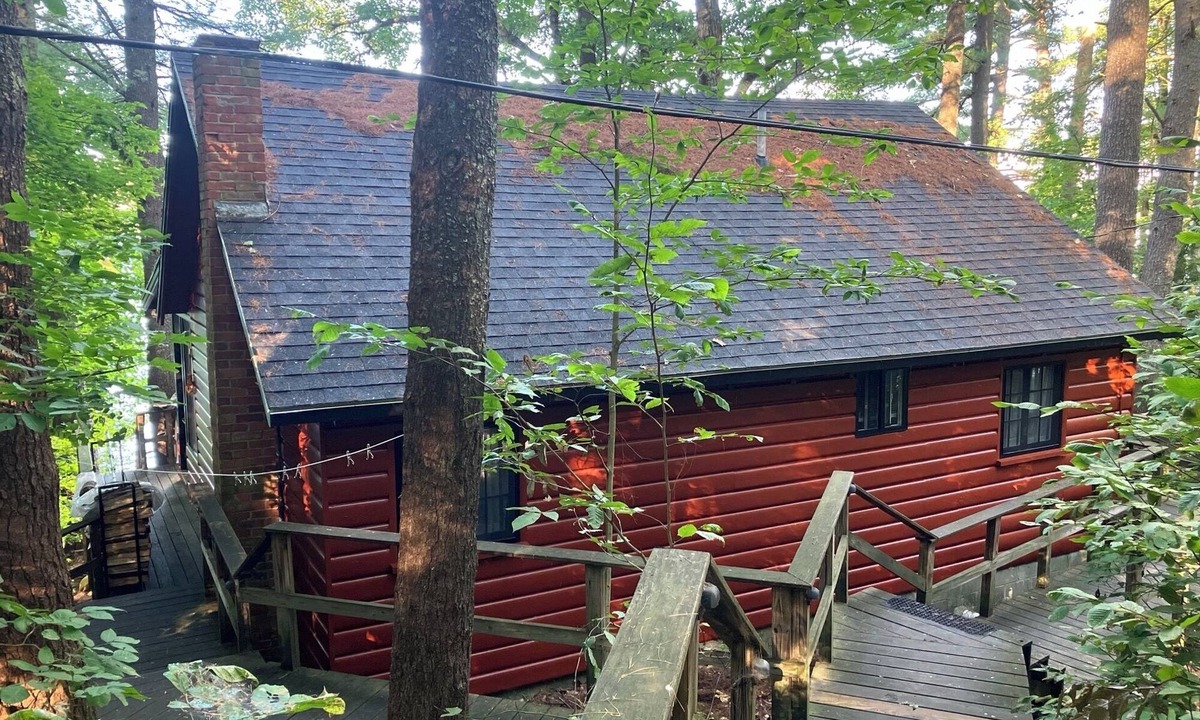 Oxford Cottage | Thompson Lake! Waterfront log style home sleeps 6