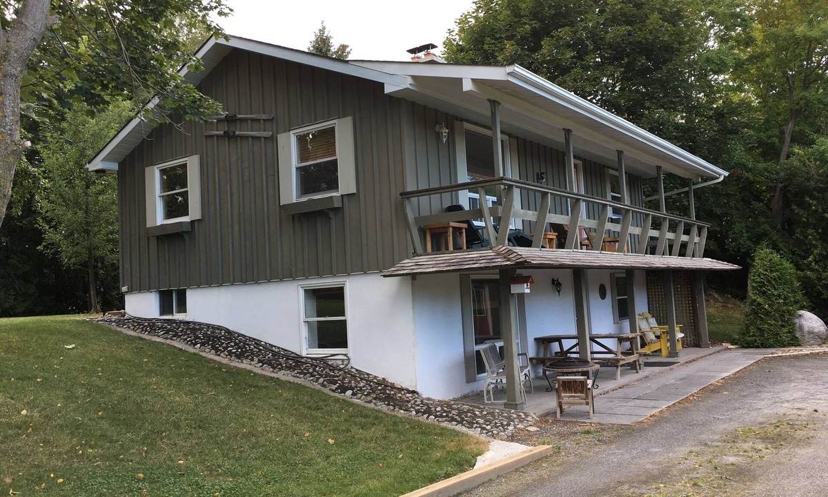 Thornbury House | Thornbury 3 Bdrm home, 2 garages Short/Long Term