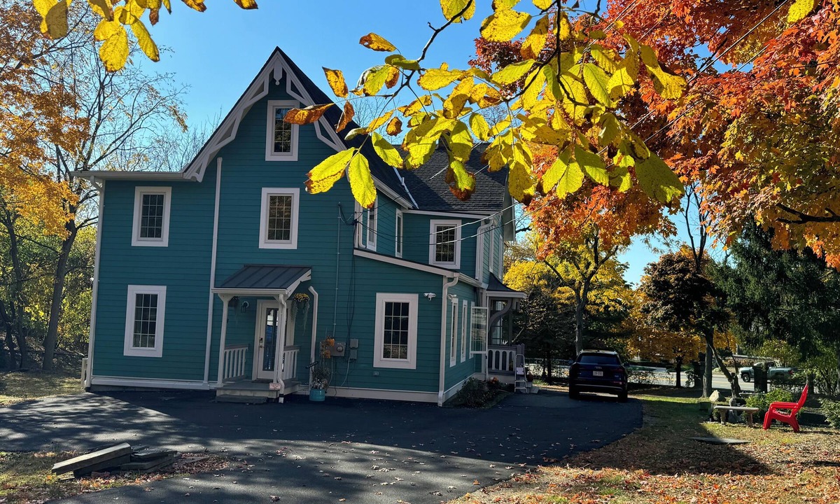 Beacon House | Thoughtfully restored Victorian-Walk to Main st and Train