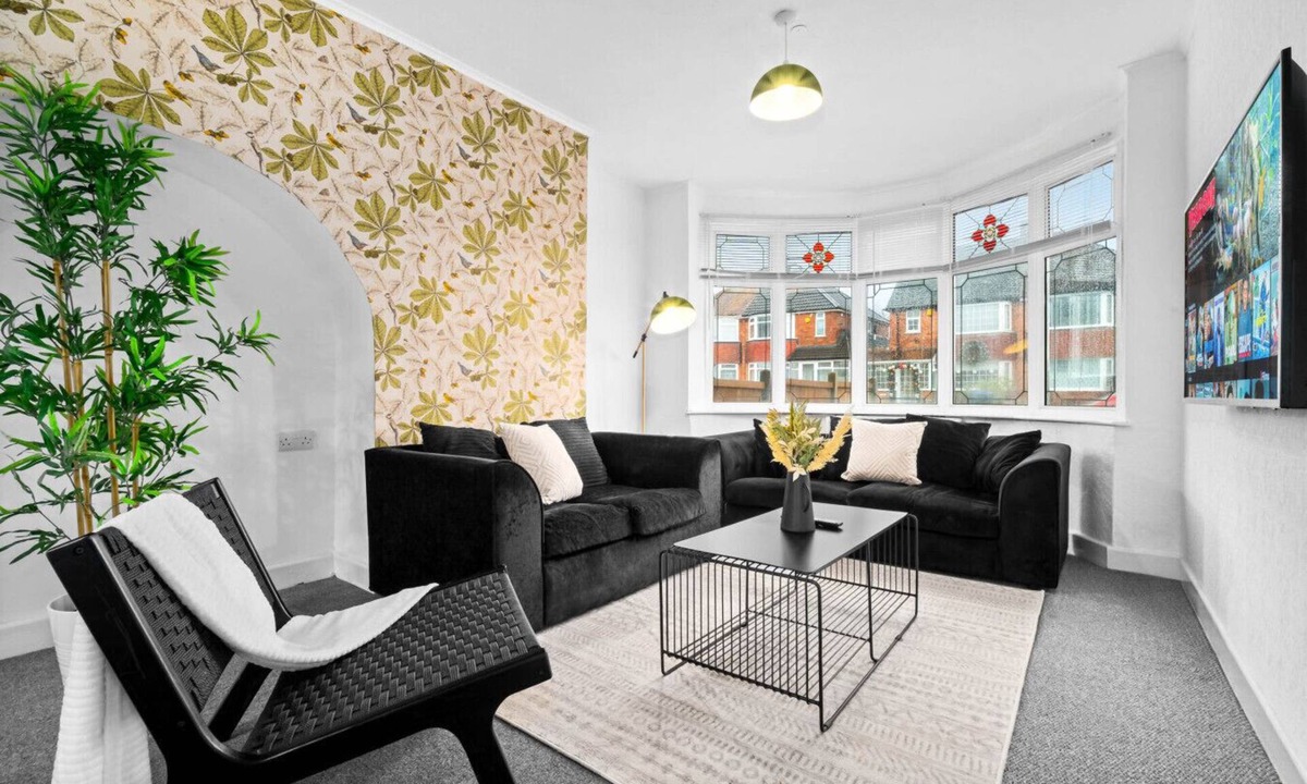 Great Barr House | Three Bed House - Parking - Garden - Great Barr