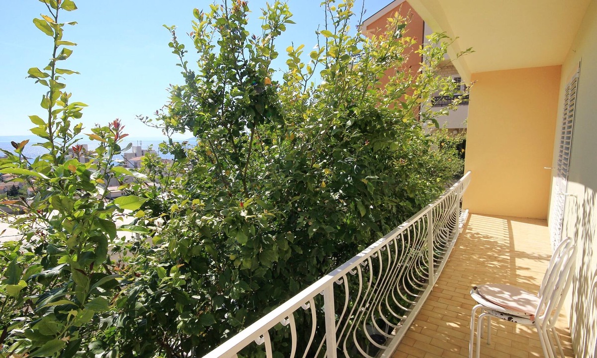 Bili brig Apartment | Three bedroom apartment with balcony and sea view Makarska (A-6767-a)