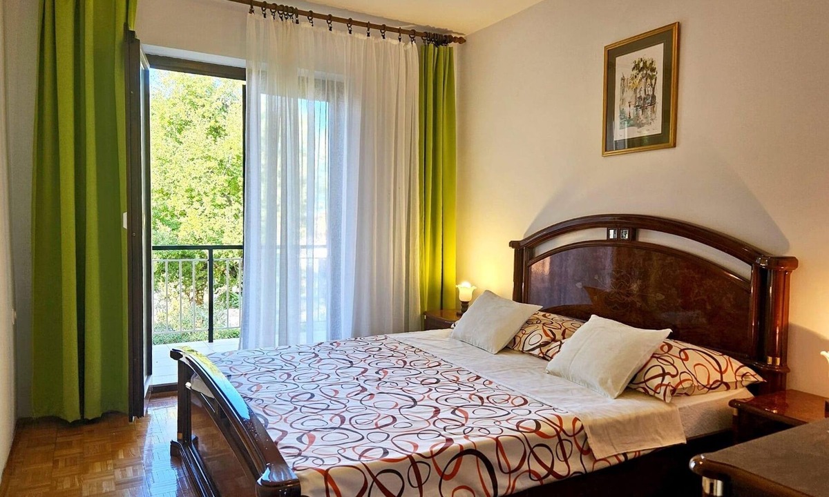 Malinska Apartment | Three bedroom apartment with balcony Malinska, Krk (A-2390-a)