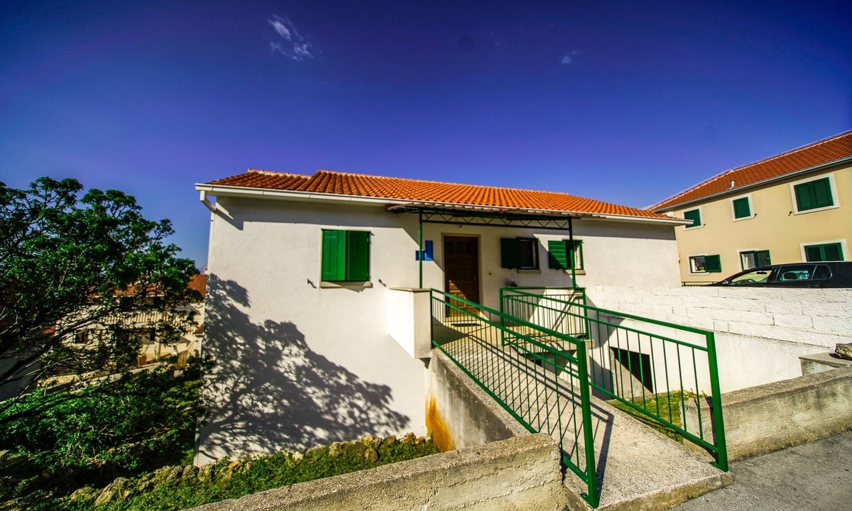 Postira Apartment | Three bedroom apartment with terrace and sea view Postira, Brač (A-18472-a)