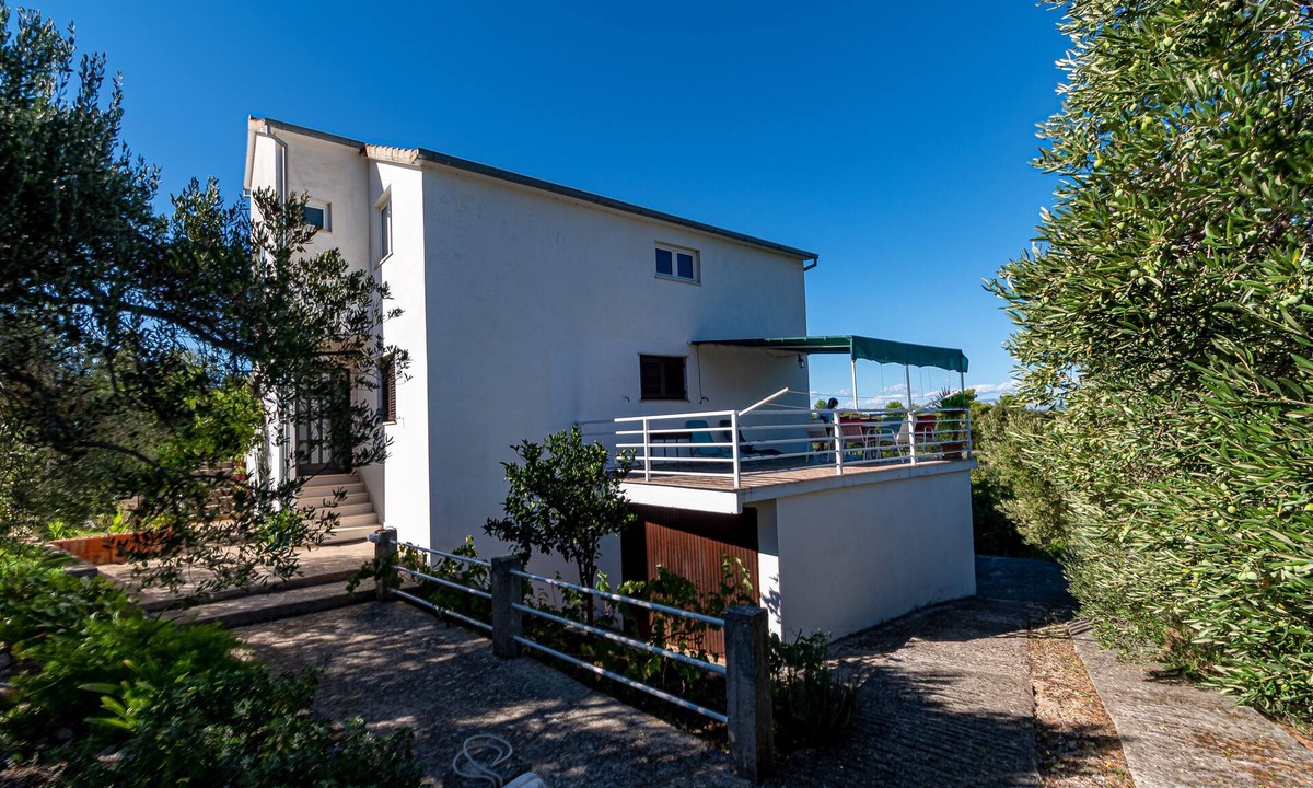 Racisce Apartment | Three bedroom apartment with terrace and sea view Račišće, Korčula (A-20001-a)