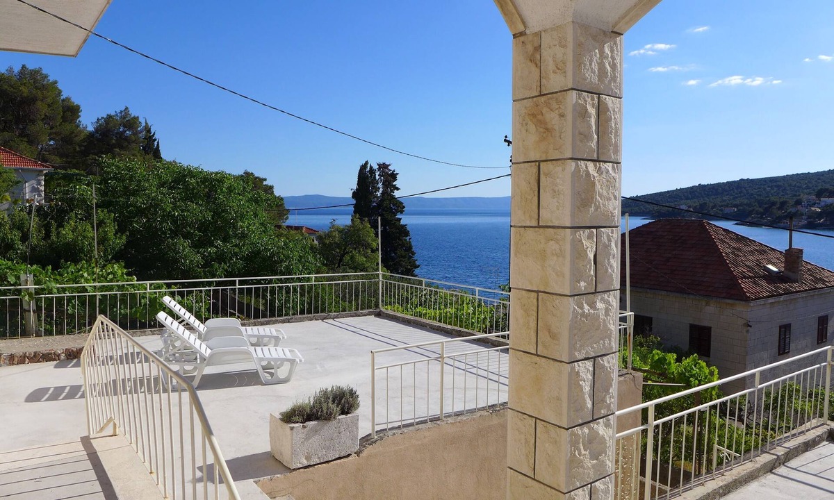 Sumartin Apartment | Three bedroom apartment near beach Sumartin, Brač (A-5771-a)