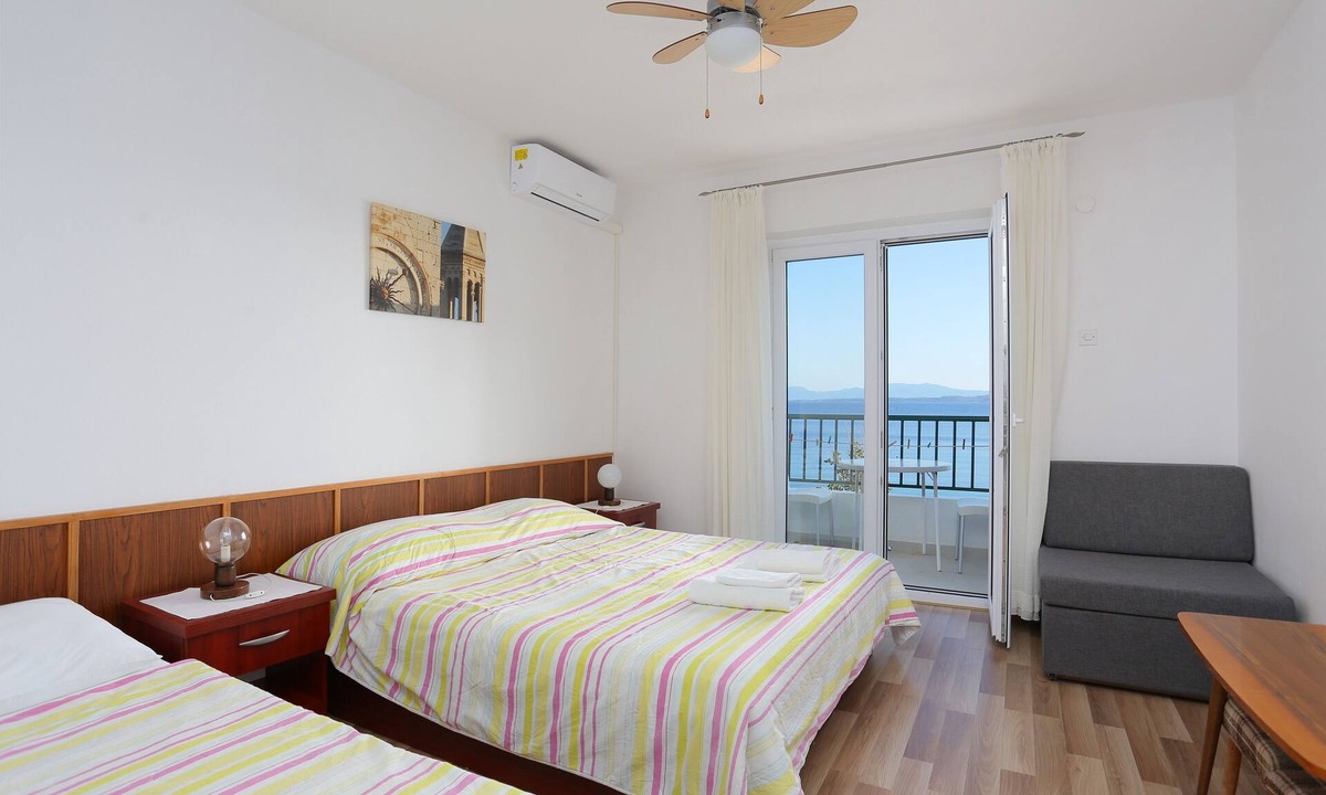 Igrane Apartment | Three bedroom apartment near beach Igrane (Makarska) (A-6653-d)