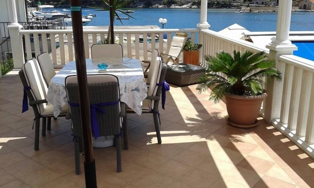 Island Hvar Apartment | Three bedroom apartment with balcony and sea view Jelsa, Hvar (A-2067-c)