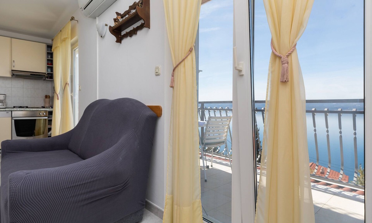 Mimice Apartment | Three bedroom apartment with balcony and sea view Mimice, Omiš (A-2805-b)