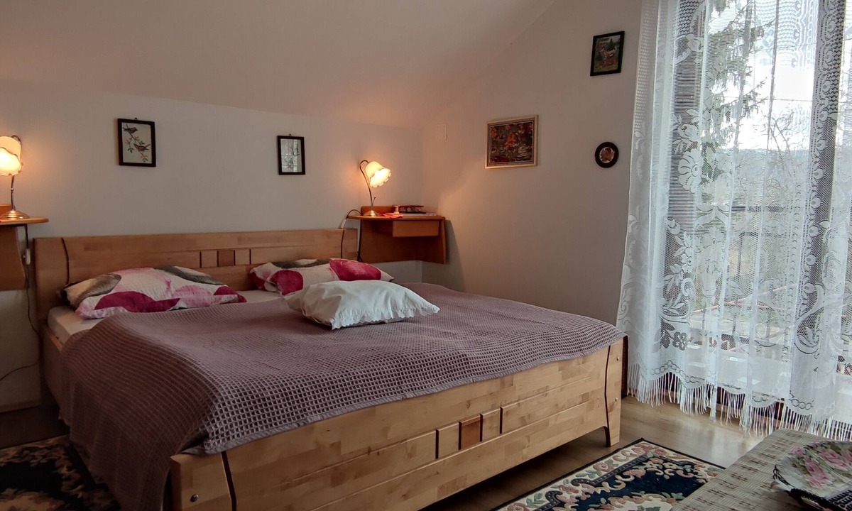 Plaski Apartment | Three bedroom apartment with balcony Plaški, Velebit (A-20466-a)