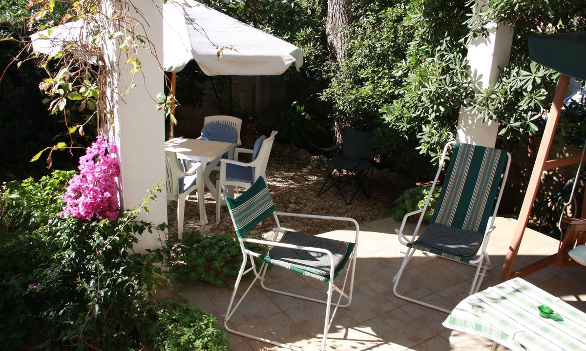 Mirce Apartment | Three bedroom apartment with terrace Mirca, Brač (A-2902-a)