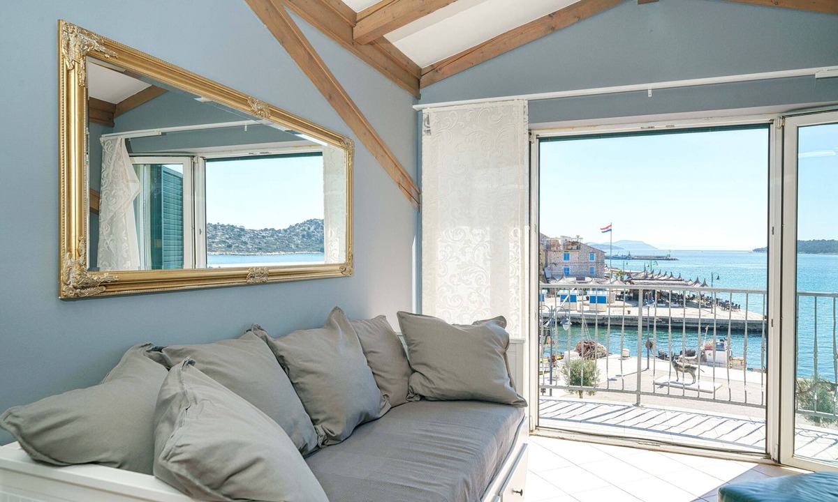 Tribunj Apartment | Three bedroom apartment near beach Tribunj, Vodice (A-4174-a)