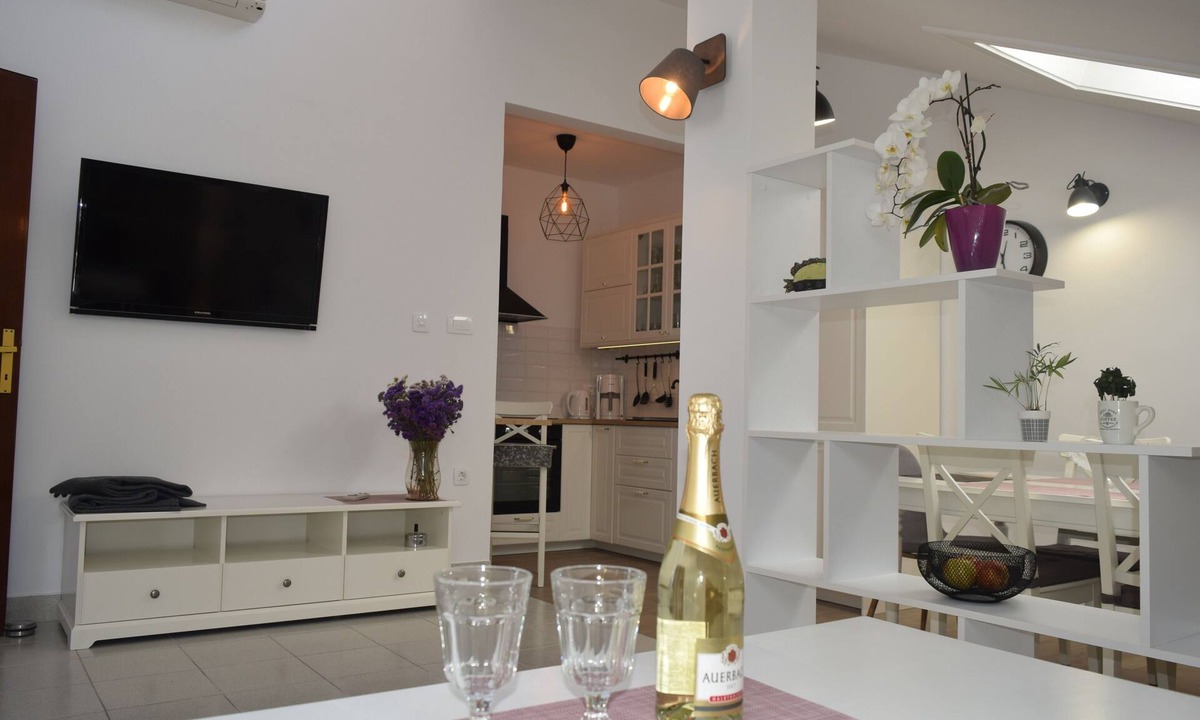 Rab Apartment | Three bedroom apartment near beach Barbat (Rab) (A-4973-a)