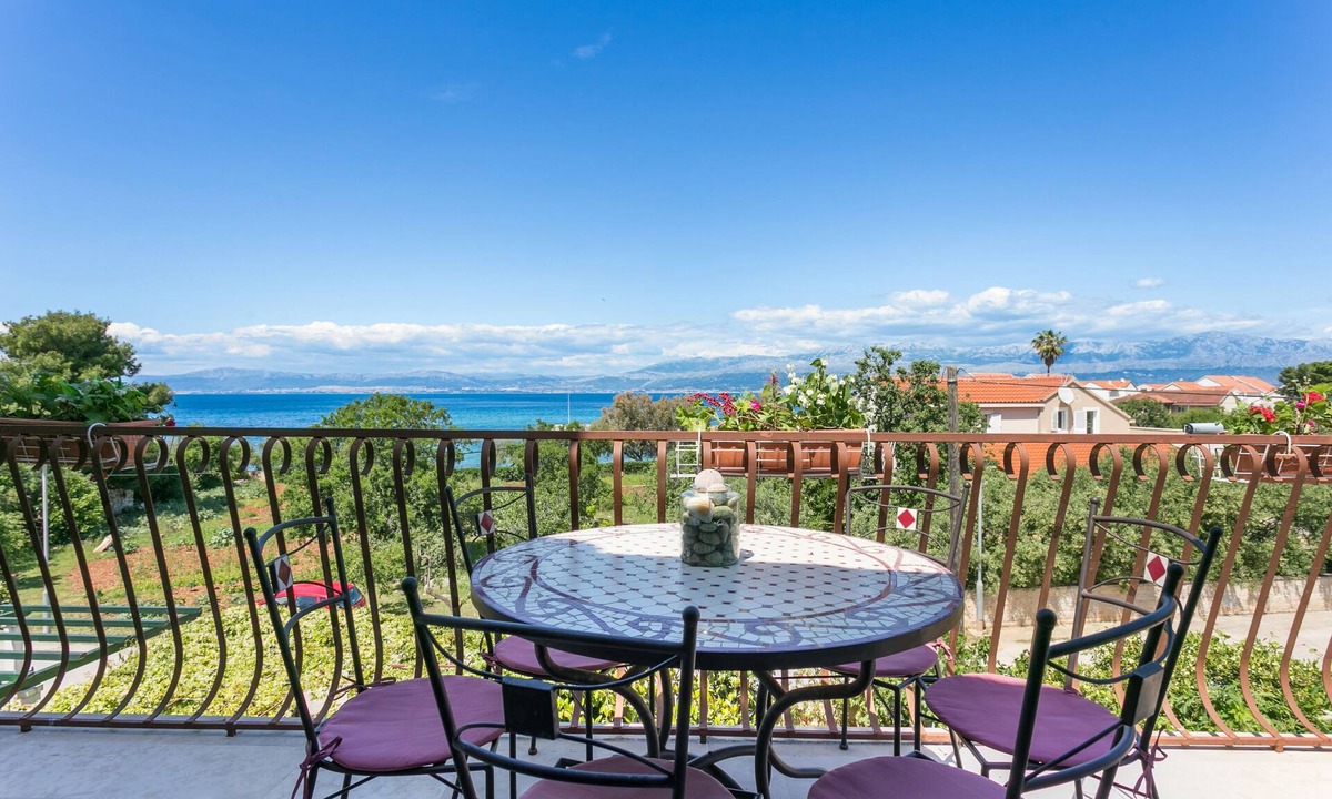 Mirce Apartment | Three bedroom apartment with terrace and sea view Mirca, Brač (A-732-b)