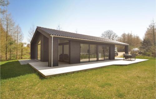 Fjellerup House | Three-Bedroom Holiday Home In Glesborg