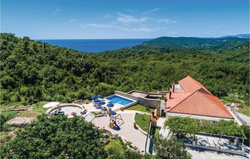 Popovici House | Three-Bedroom Holiday Home In Radovcici