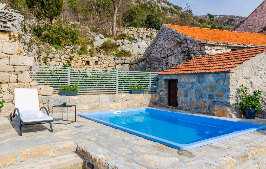 Stravca House | Three-Bedroom Holiday Home in Brotnice