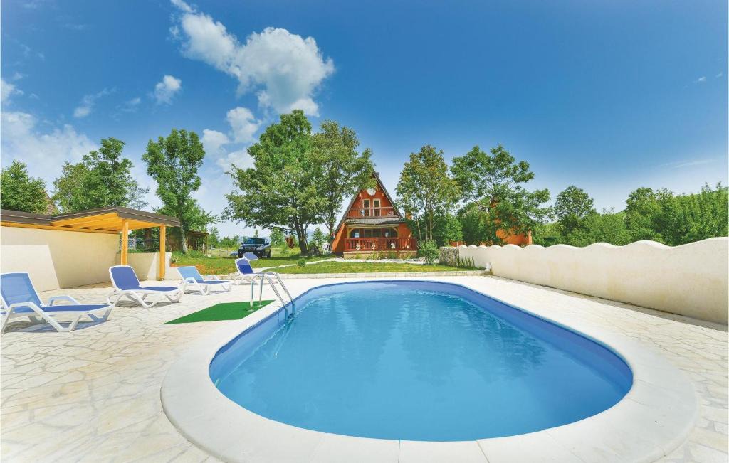 Gracac House | Three-Bedroom Holiday Home in Gracac