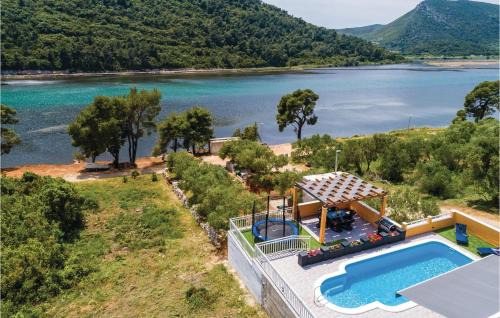 Kobas House | Three-Bedroom Holiday Home In Ston