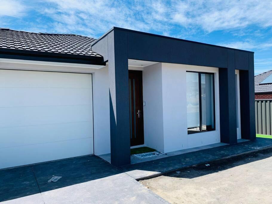 Wallan House | Three bedroom home in Wallan with Mountain view