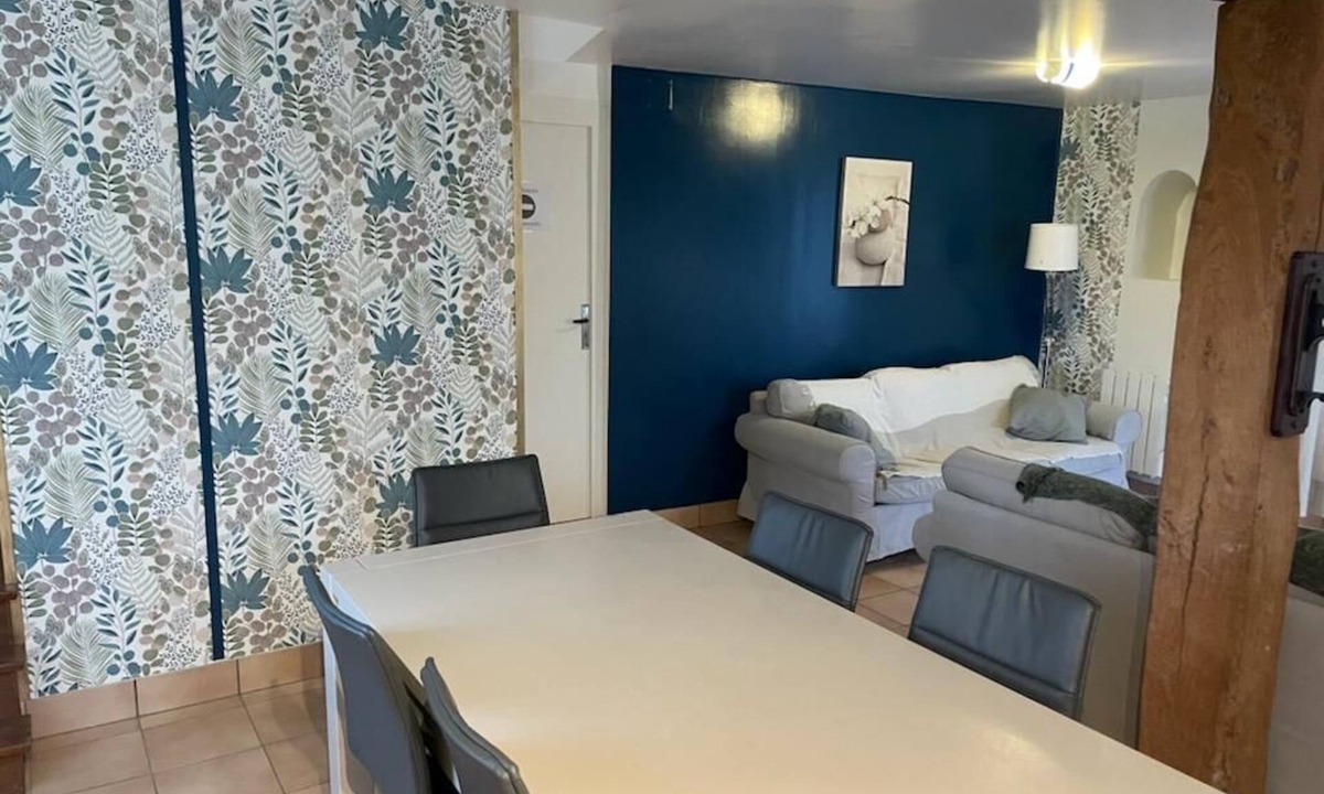 Ternant Apartment | Three Bedroom House 8 beds