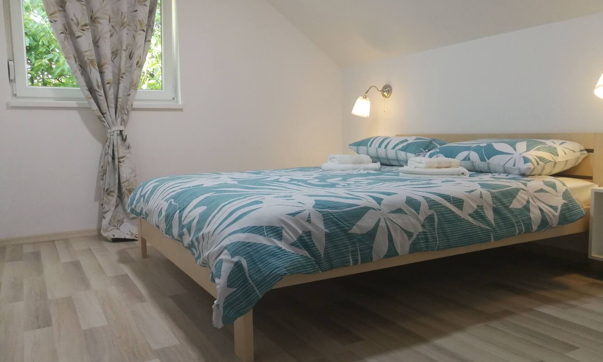 Catrnja Apartment | Three bedroom apartment with balcony Smoljanac (Plitvice) (A-12345-b)