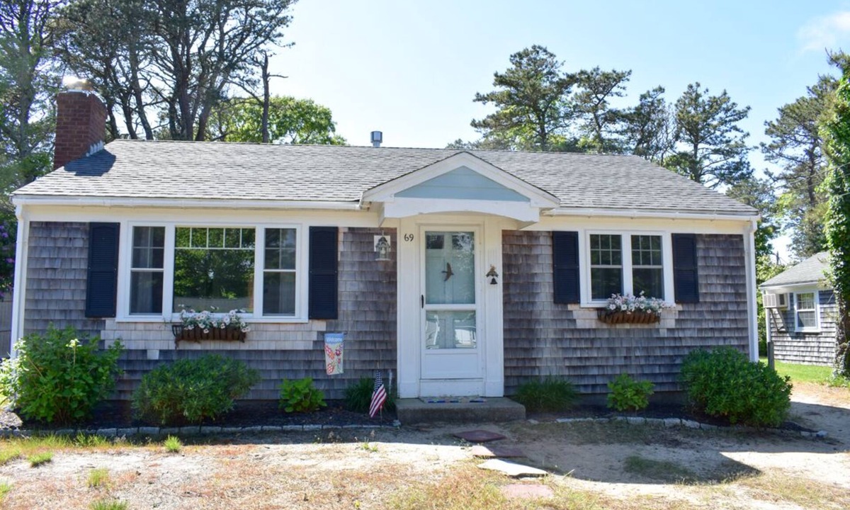 Dennis Port House | Three bedroom just .6 miles to Glendon Beach
