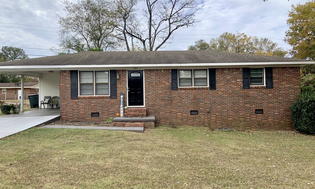 Florence House | Three Bedroom Quiet Clean Home Centrally Located in Florence