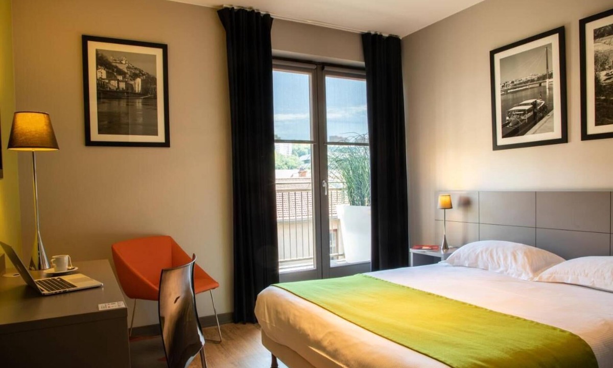 9th Arrondissement Hotel | Three Comfortable and Pet-friendly Rooms, Onsite Parking, Centrally Located!