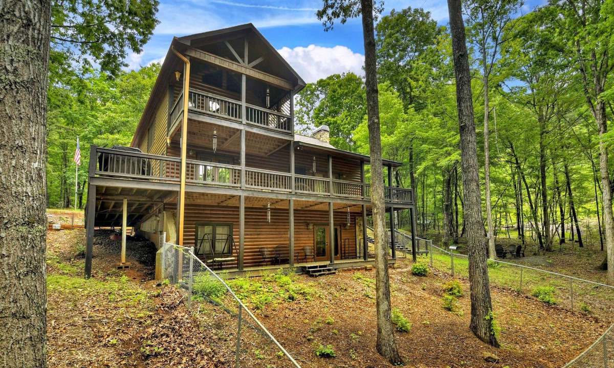 Ridgeline Vistas Cabin | Three Cubs Cottage | Pet Friendly | Fire Pit | Pool Table
