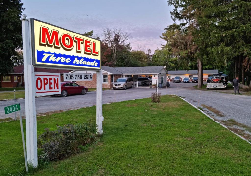 Bobcaygeon Hotel | Three Island Motel
