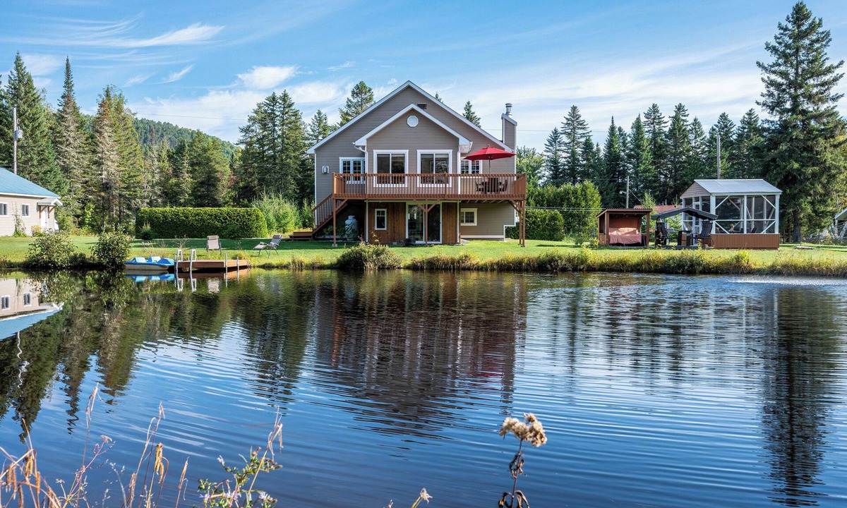 Saint Come Ski Chalet | Three Lakes Cottage | 4-Season Spa & BBQ | St-Côme | Private Lake | Fireplace