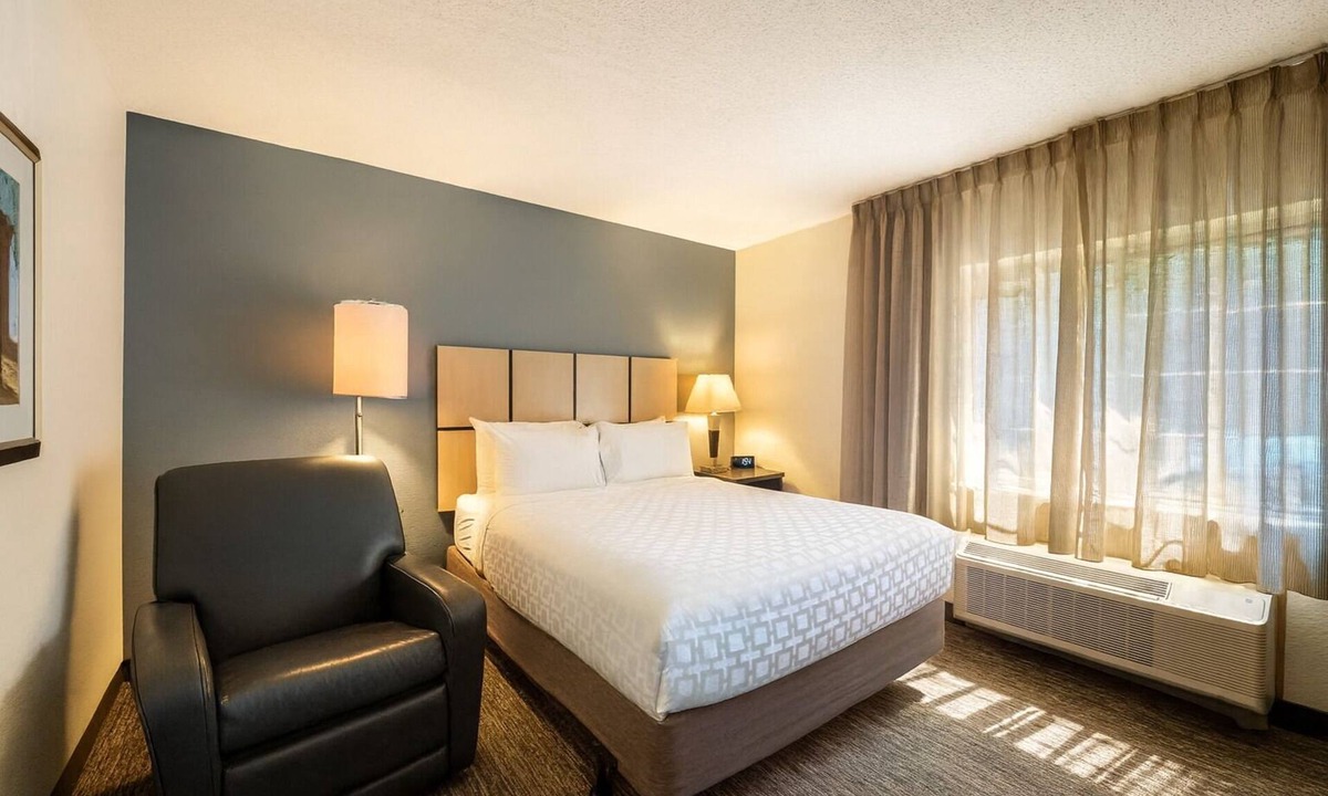 Schiller Park Hotel | THREE Relaxing 1BR Suites with Full Kitchen, Free Airport Shuttle, Pet-friendly!