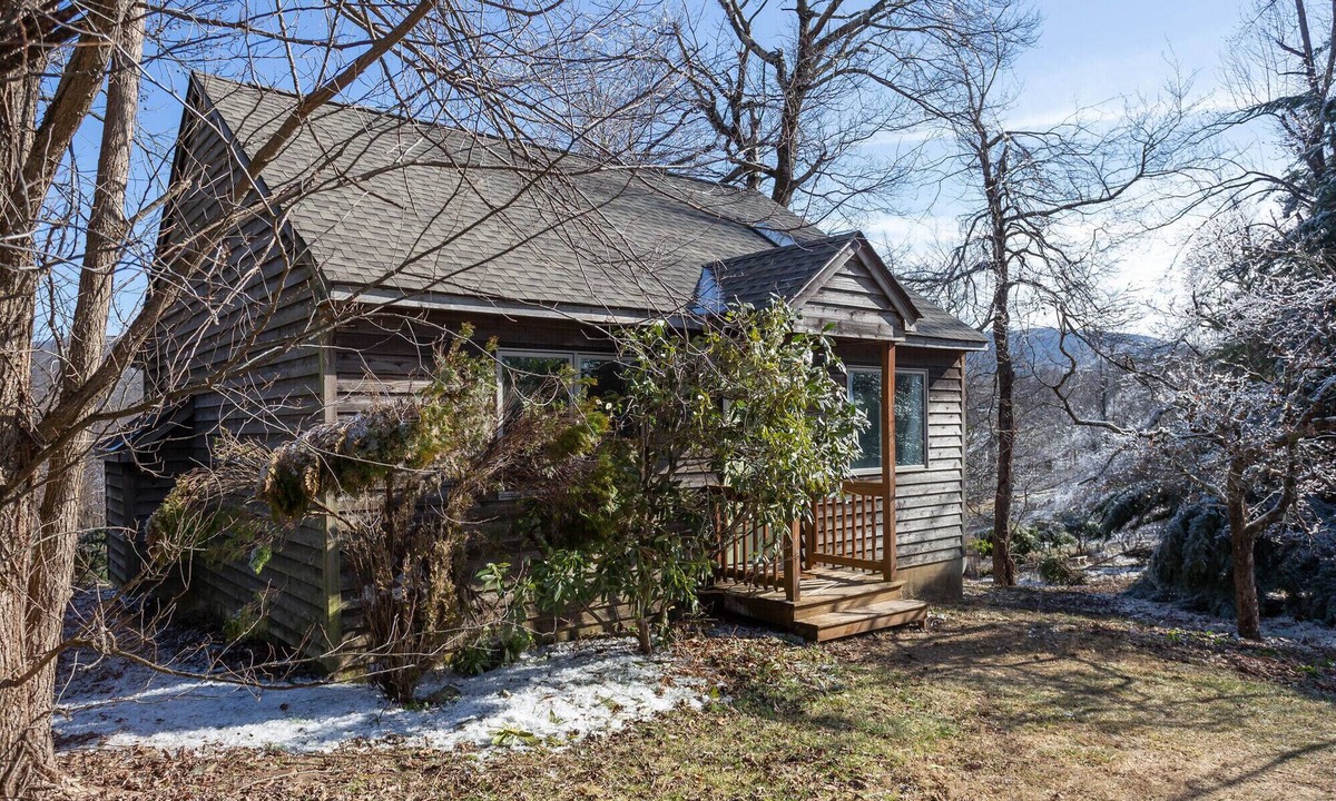 Montebello Apartment | Three Ridges Cabin-kitchen, fireplace, jacuzzi