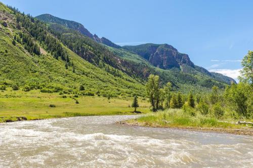 Carbondale House | Three Sisters Peak Cabin at Filoha Meadows