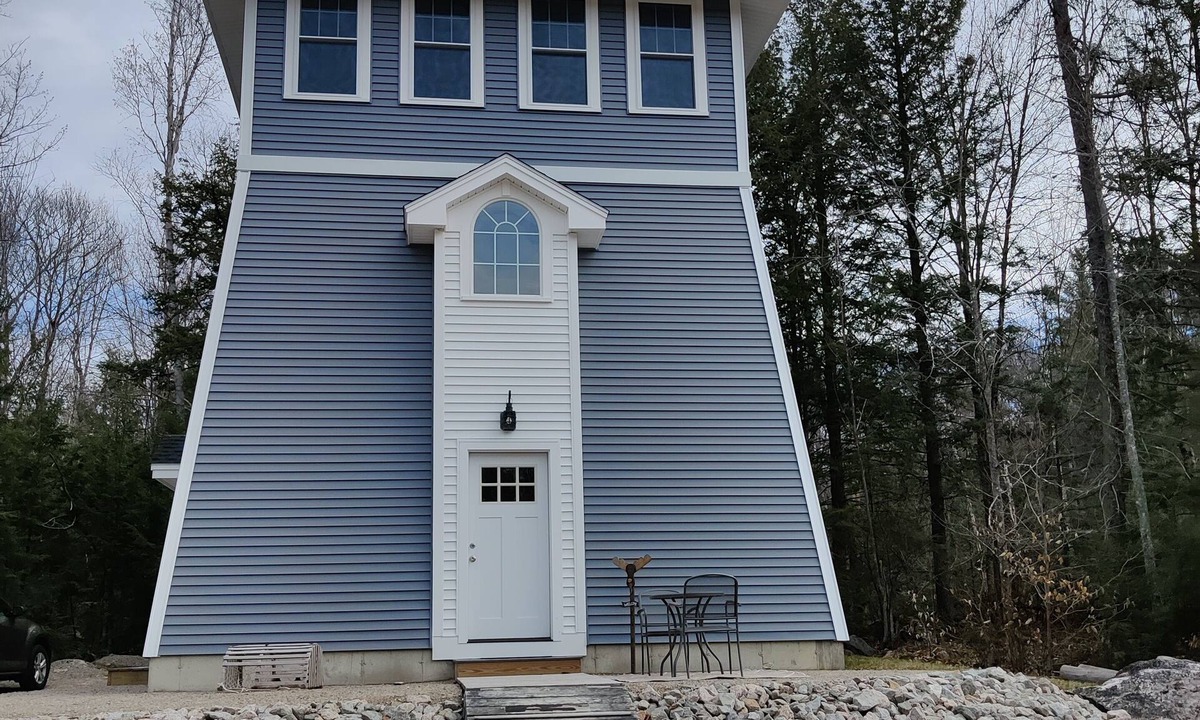 Fryeburg House | Three-story Canadian Lighthouse