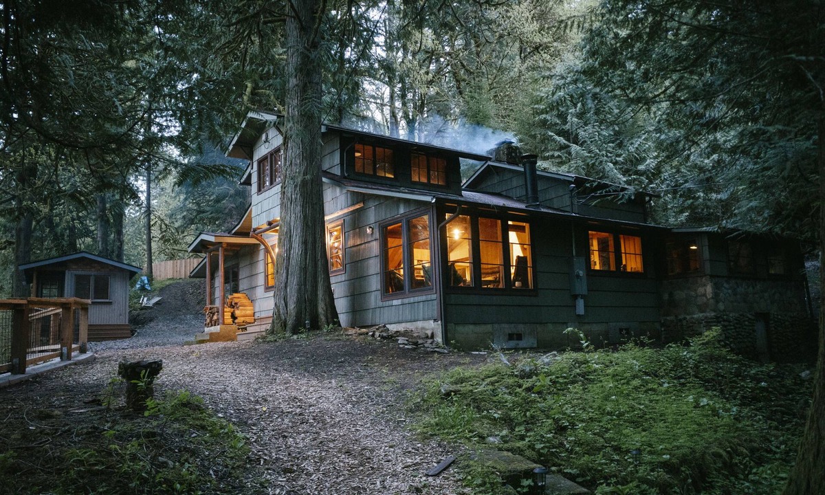 Washougal House | Three waterfalls, a river and Lodge.
