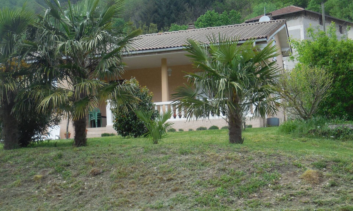 Thueyts House | THUEYTS house located in a large plot with oleanders and palm trees