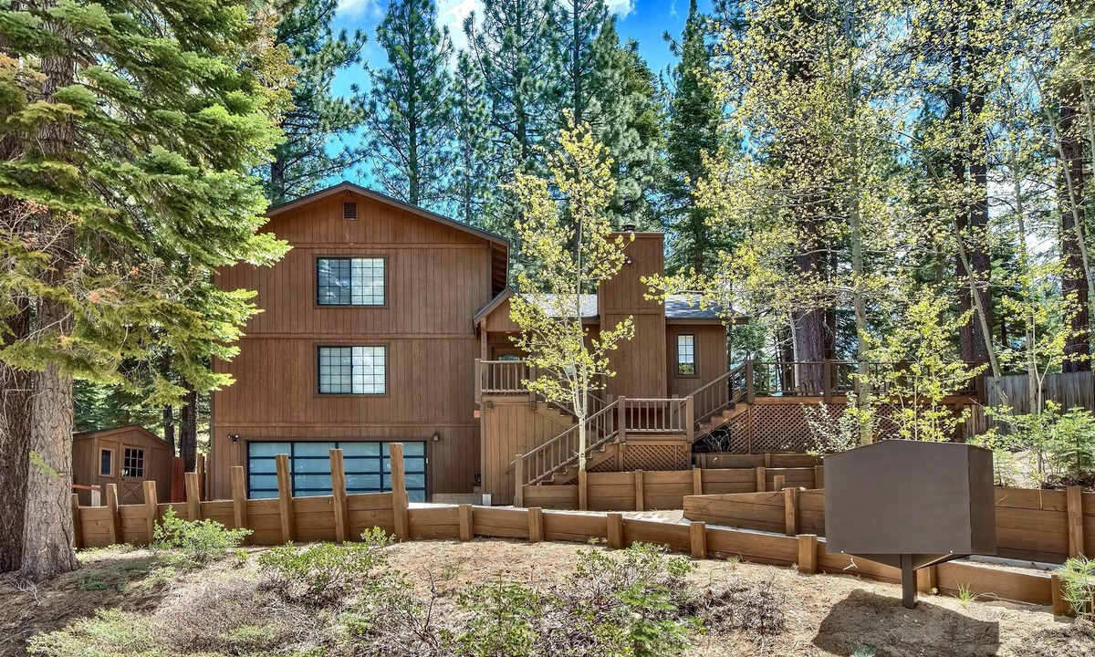 Country Club Estates House | Thunderbird Cabin, family friendly, fenced yard, pet friendly 1760T