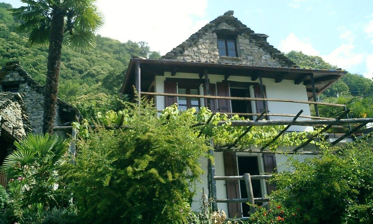 Riazzino House | Ticino rustico with beautiful views, surrounded by a dreamlike and quiet nature.