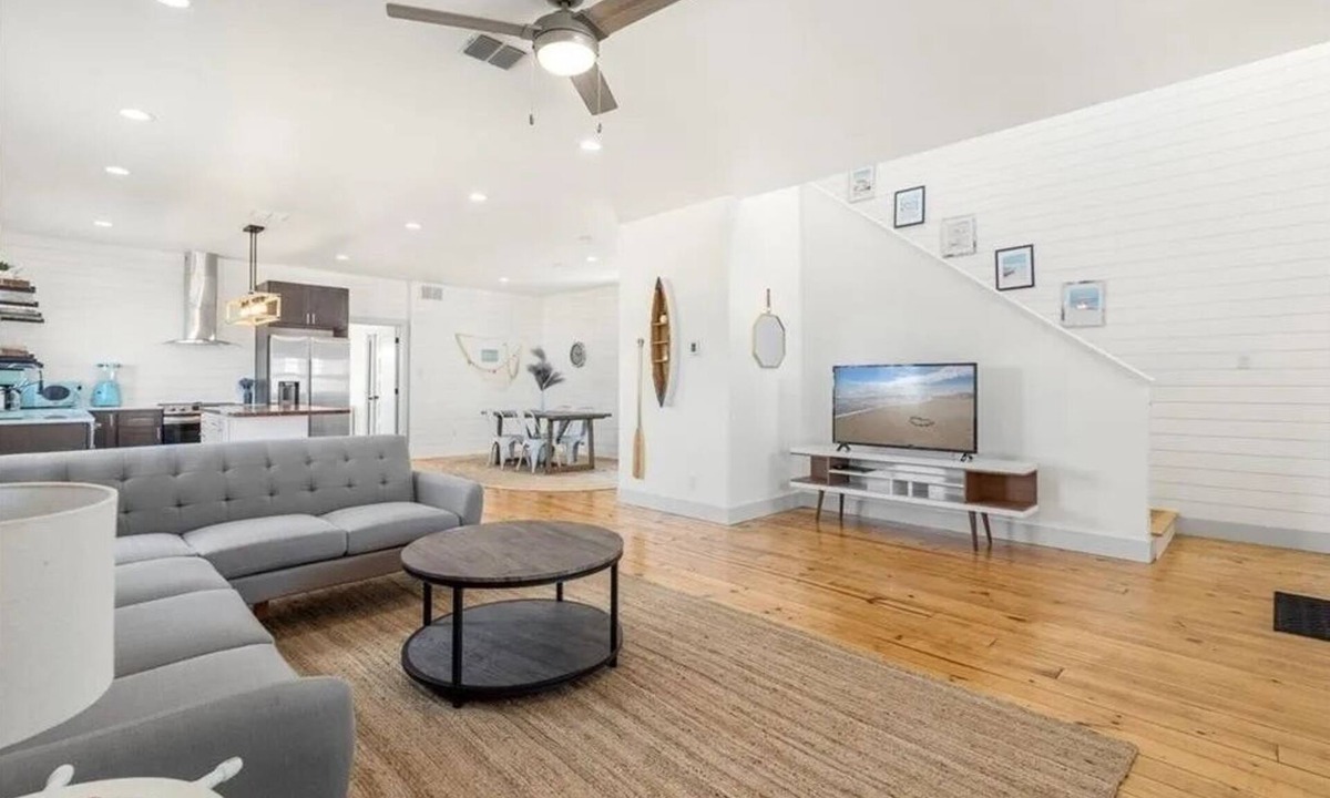 Bella Vista House | Tickled pink home with an ocean view