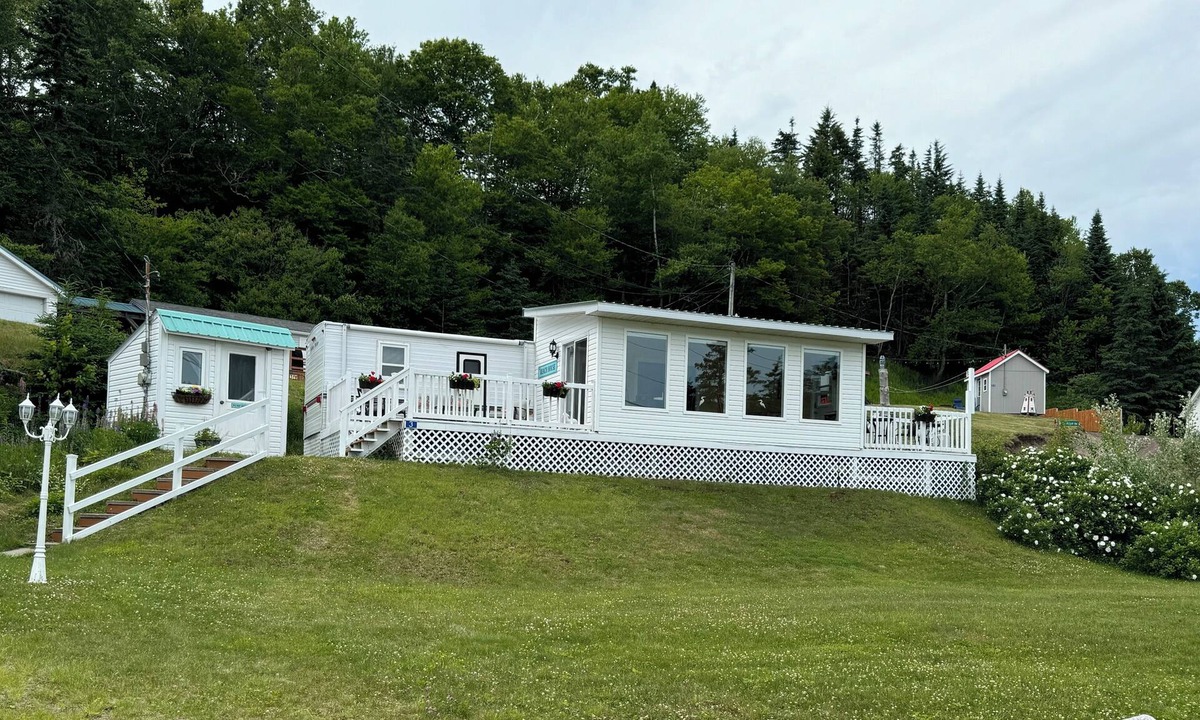 Bay View Cabin | Tide’s Edge Escape: Cozy 2-Bed Cottage/Camper with Sea Views