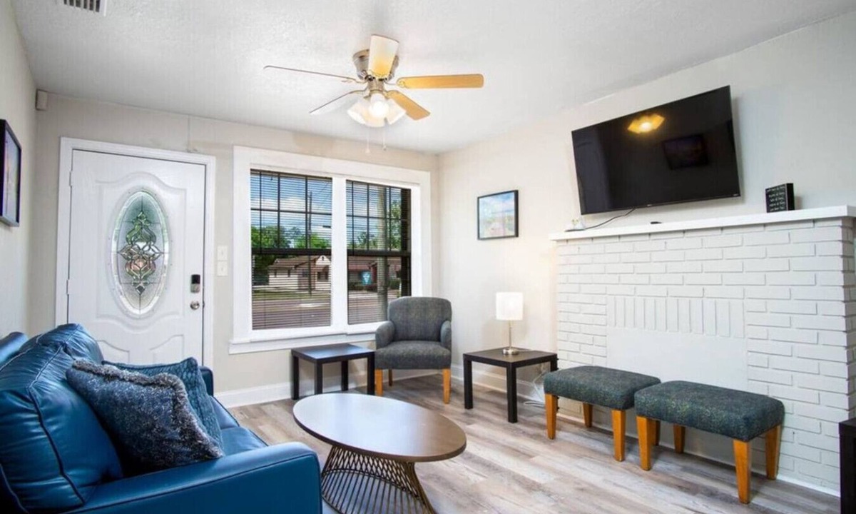 Lakeshore South House | ~Tidy Team Stay Sleeps 8 Near Stadium~
