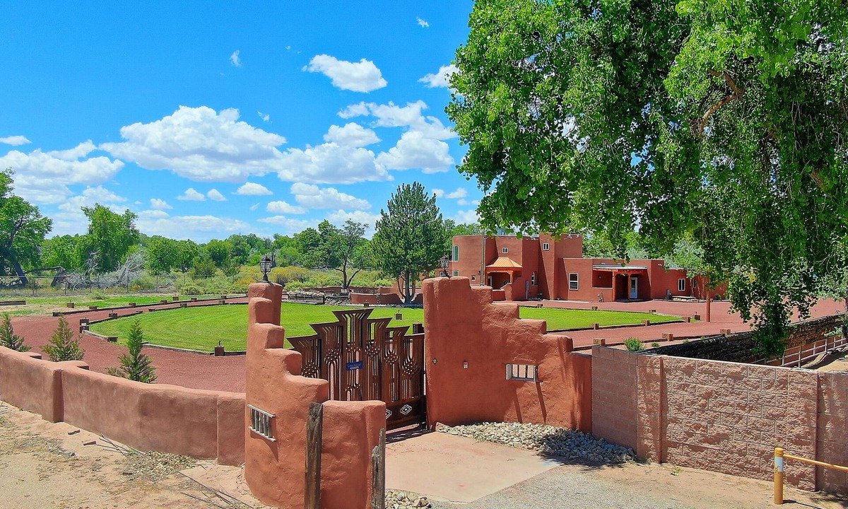 Bernalillo House | Tierra de Milagros~ Peaceful ~ Private ~ Secure
